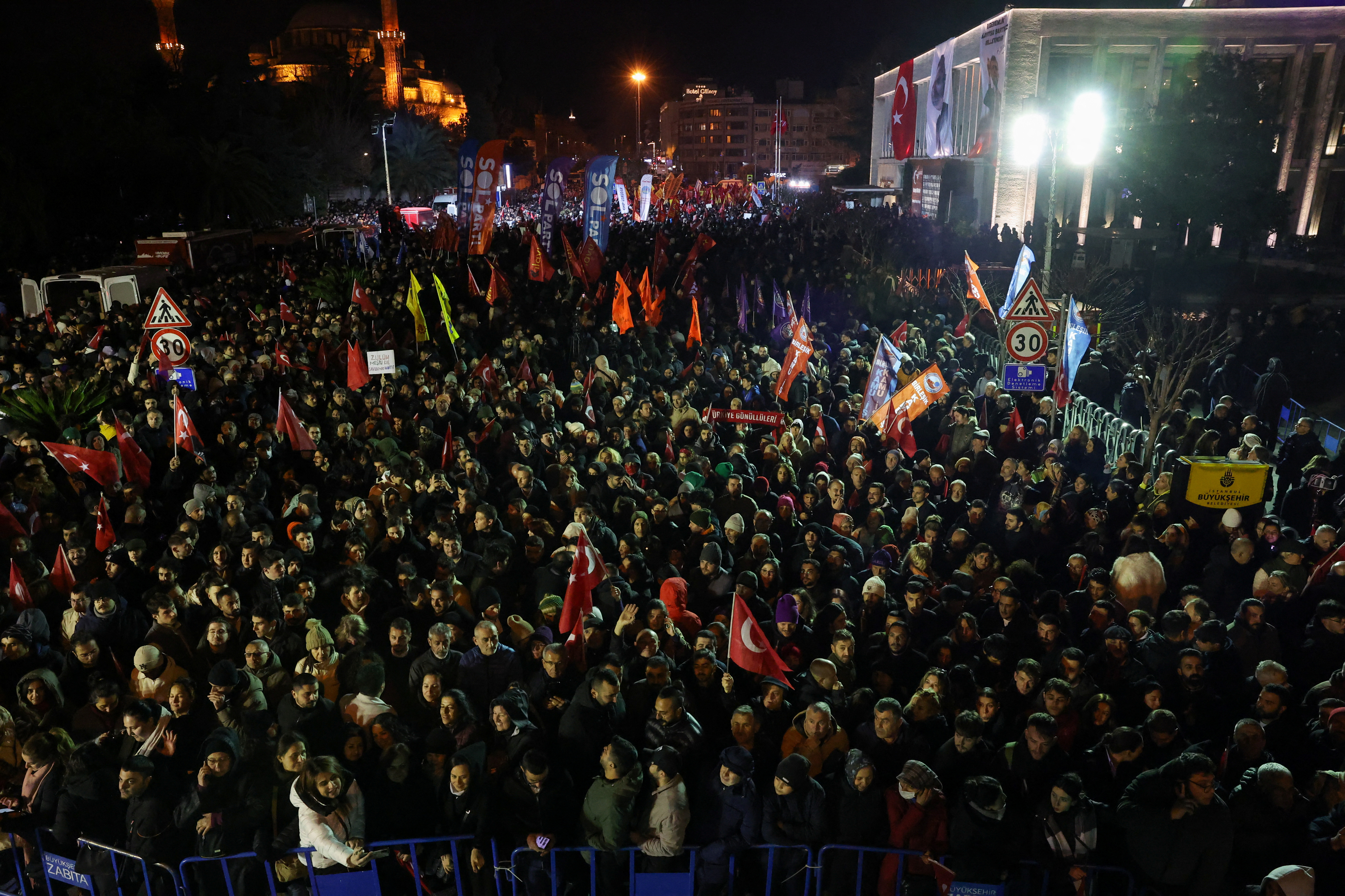 Κωνσταντινούπολη: Χιλιάδες Τούρκοι στους δρόμους για τον Ιμάμογλου-3