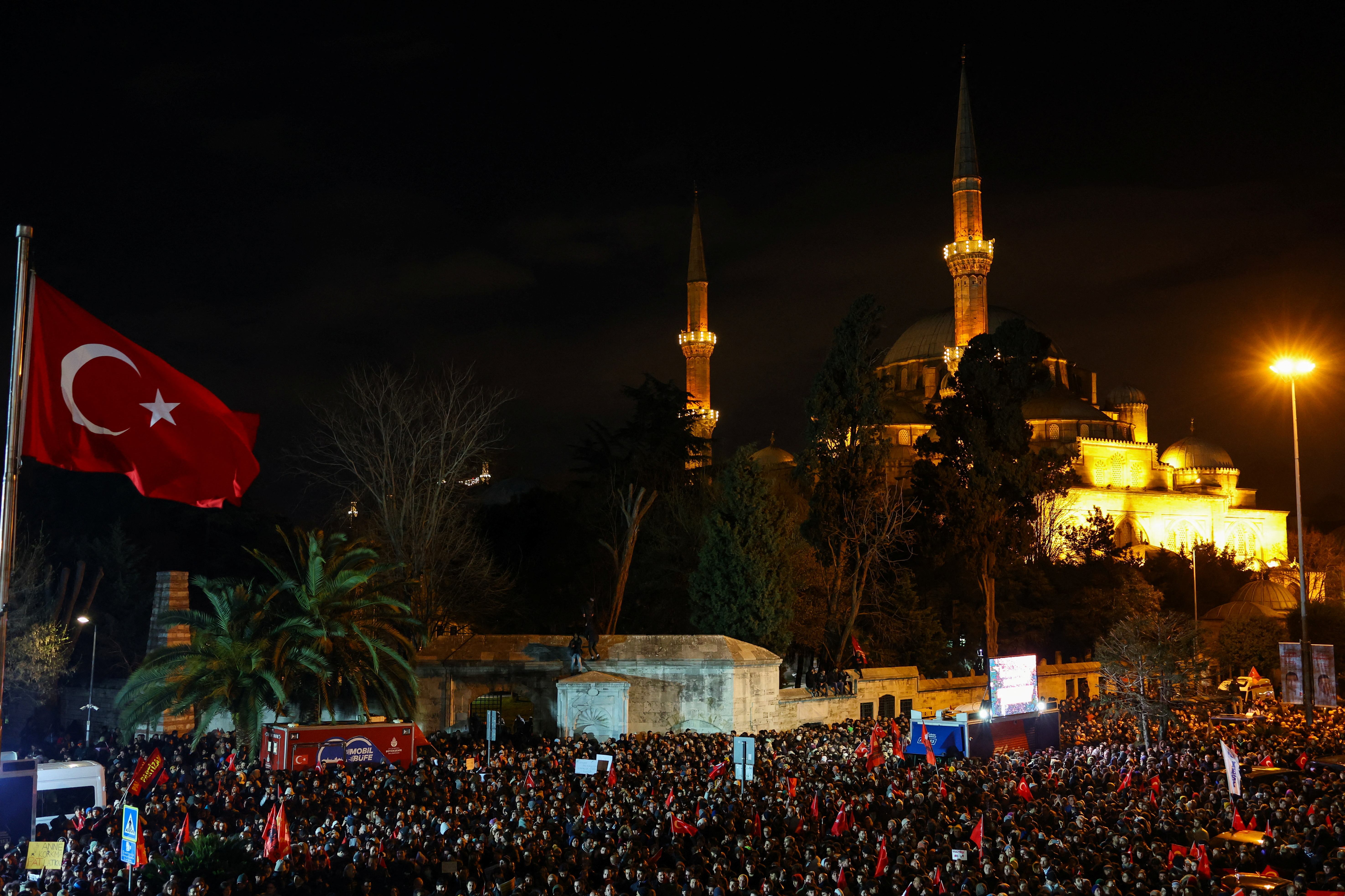 Κωνσταντινούπολη: Χιλιάδες Τούρκοι στους δρόμους για τον Ιμάμογλου-1