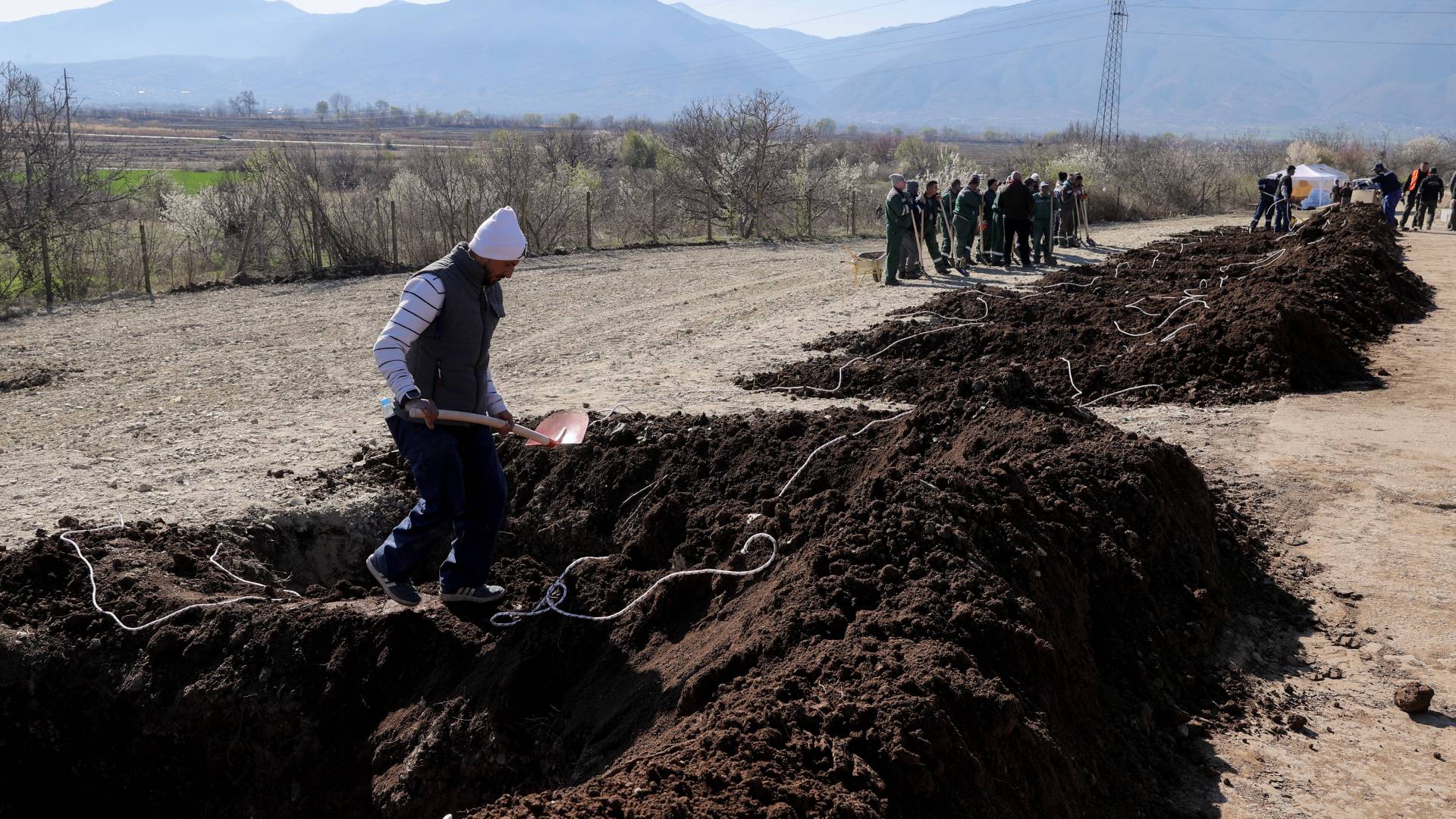 Βόρεια Μακεδονία: «Είναι ώρα σιωπής για τα νεκρά παιδιά μας» – Το Κότσανι κηδεύει τα θύματα της τραγωδίας-3