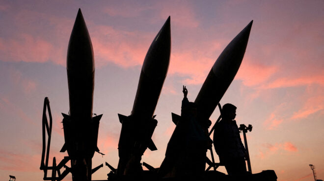 ο-τραμπ-απειλεί-τη-ρωσία-με-δασμούς-και-563539915