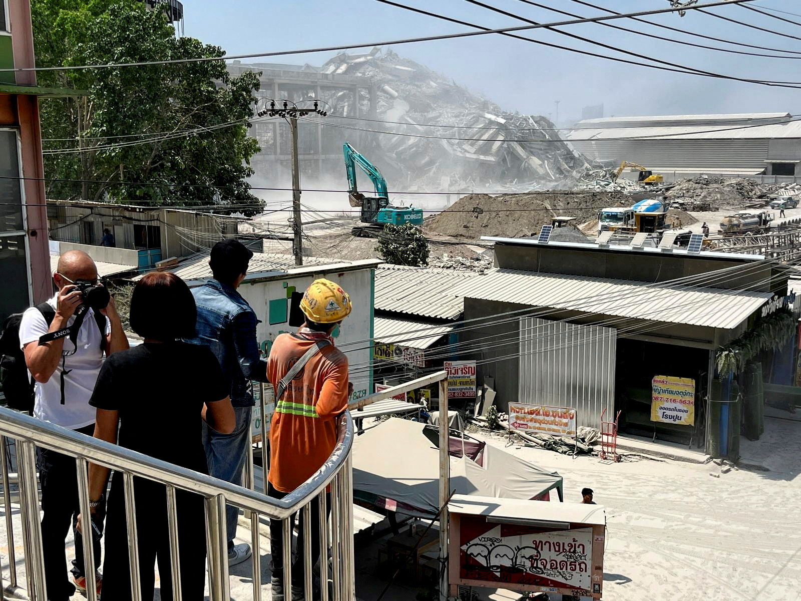 Σεισμός 7,7 Ρίχτερ: «Κατεβήκαμε 31 ορόφους από τις σκάλες» – Μαρτυρίες από Μπανγκόκ και Μιανμάρ-2