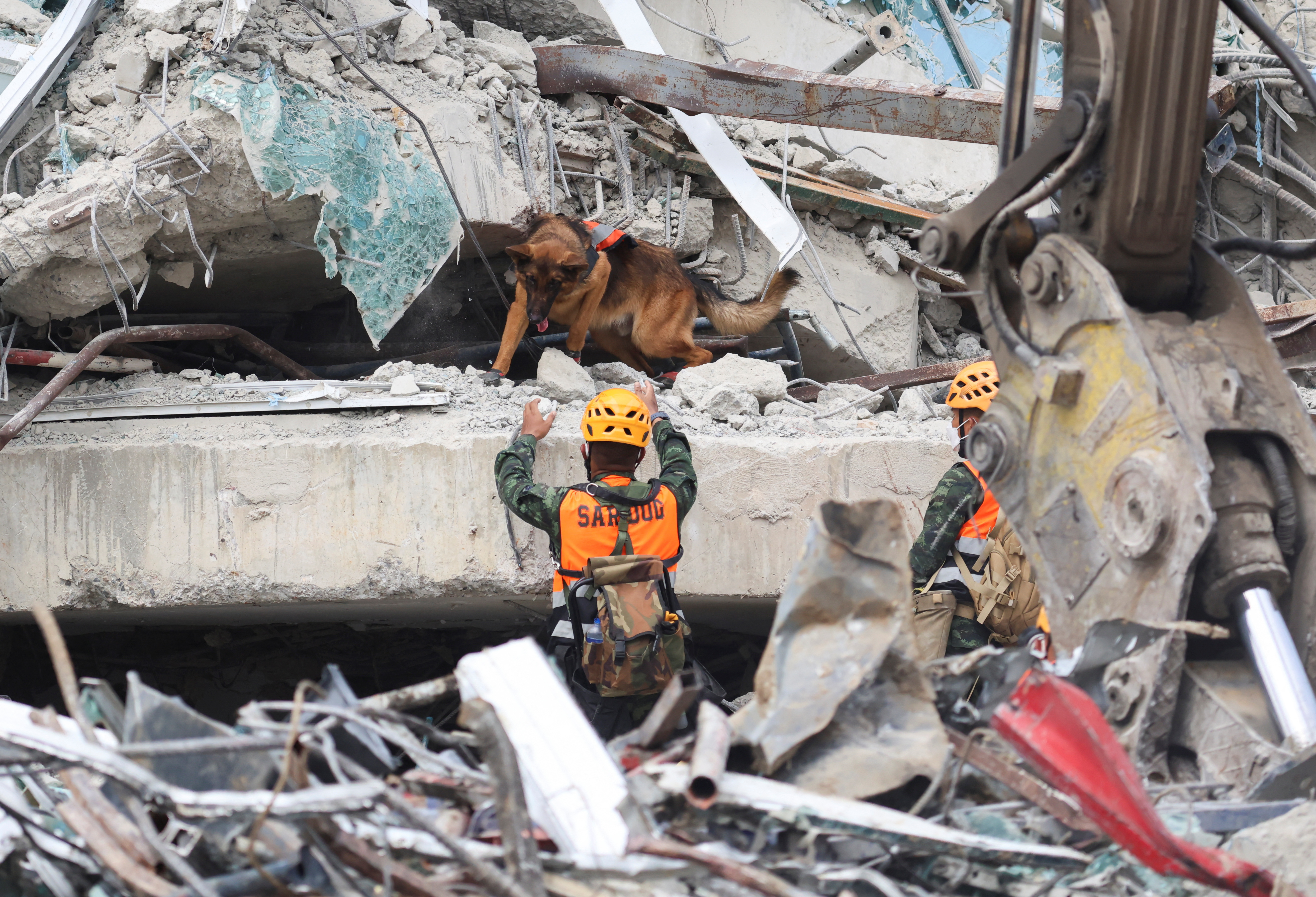 Μιανμάρ: Μάχη με τον χρόνο, τη ζέστη και τους βομβαρδισμούς για τον εντοπισμό επιζώντων-1