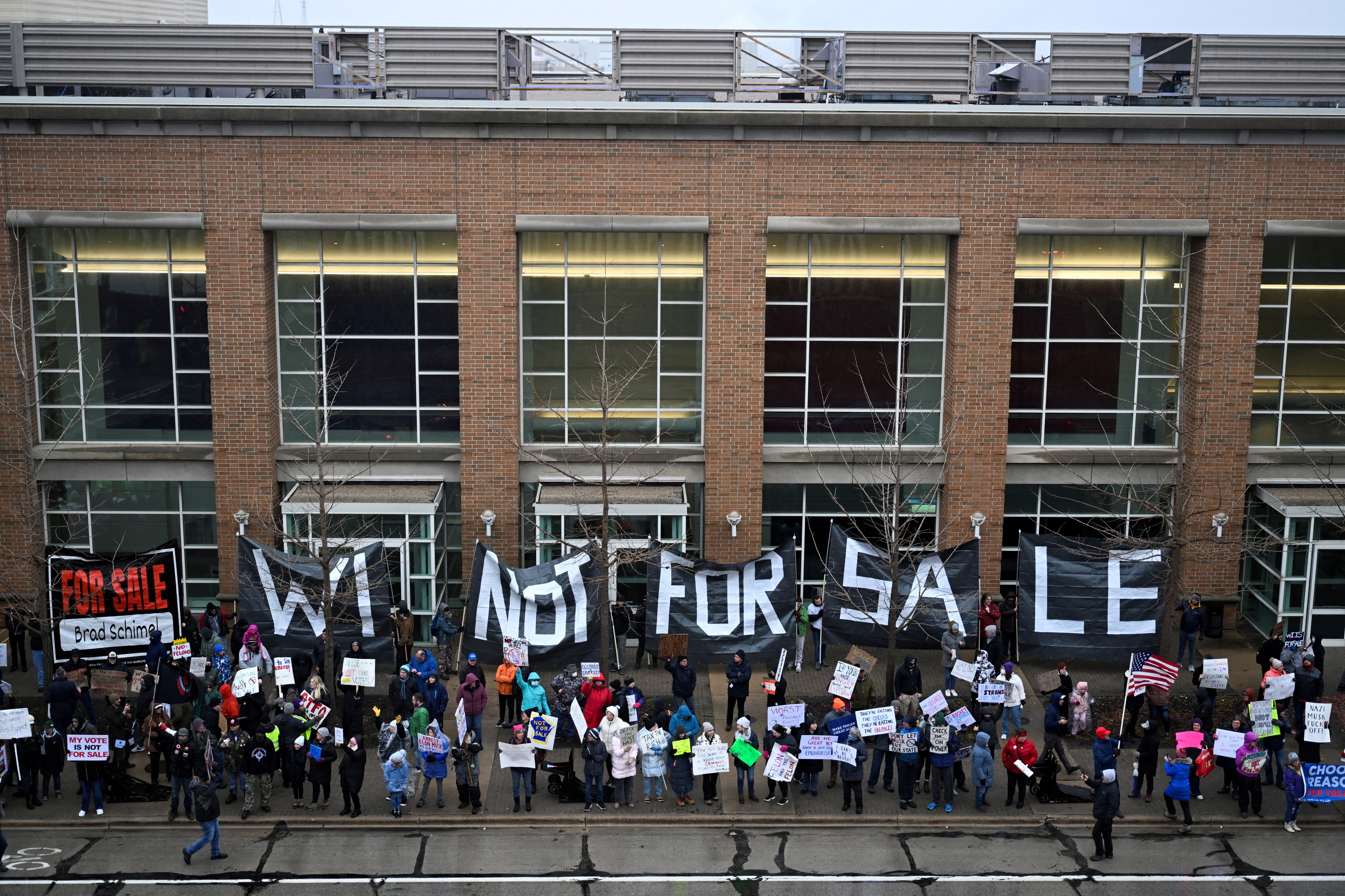 Ελον Μασκ: προσέφερε 2 εκατ. δολάρια σε ψηφοφόρους για να εκλέξουν συντηρητικό υποψήφιο στο Ανώτατο Δικαστήριο-1