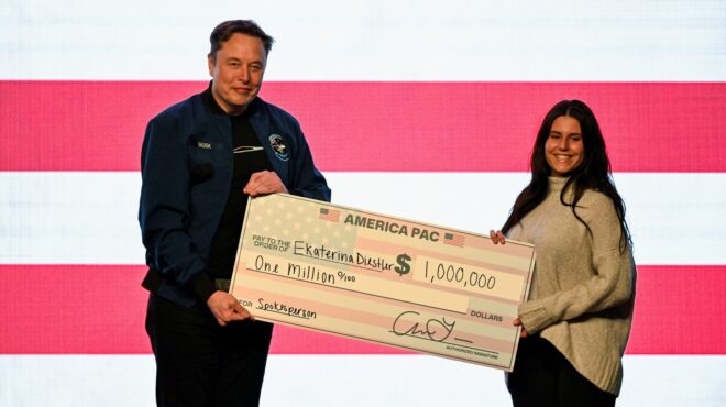 ελον-μασκ-προσέφερε-2-εκατ-δολάρια-σε-ψ-563540347