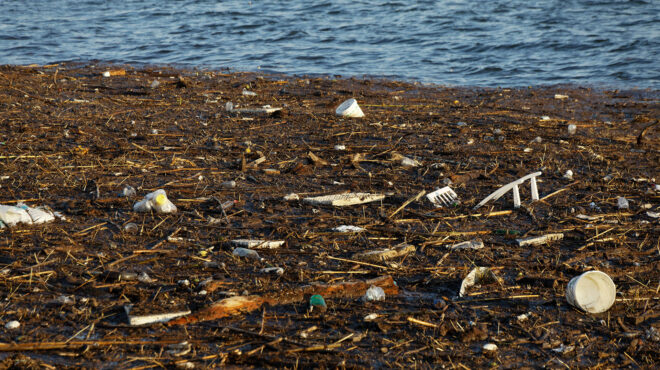 γεμάτες-σκουπίδια-και-πλαστικά-οι-ακτ-563503171