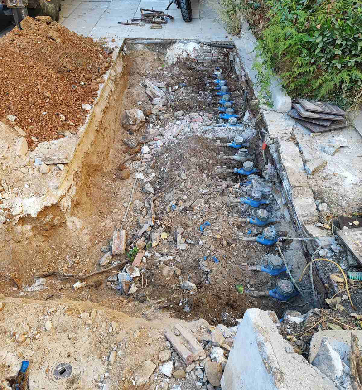 Iστορίες τρέλας στο δίκτυο της ΕΥΔΑΠ: Βάζουν οπτικές ίνες και κόβουν το νερό-1