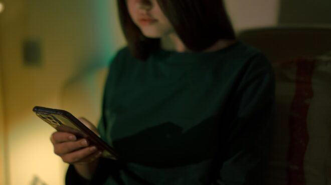 οι-φωνές-της-online-εφηβείας-563538160