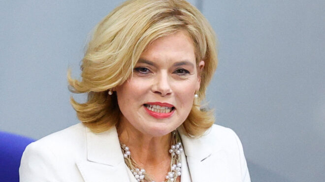 γερμανία-μπούντεσταγκ-με-65-άνδρες-και-563532337