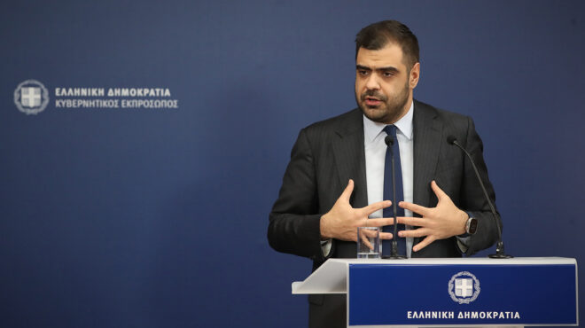 μαρινάκης-για-σιδηρόδρομο-εν-λειτουρ-563497357