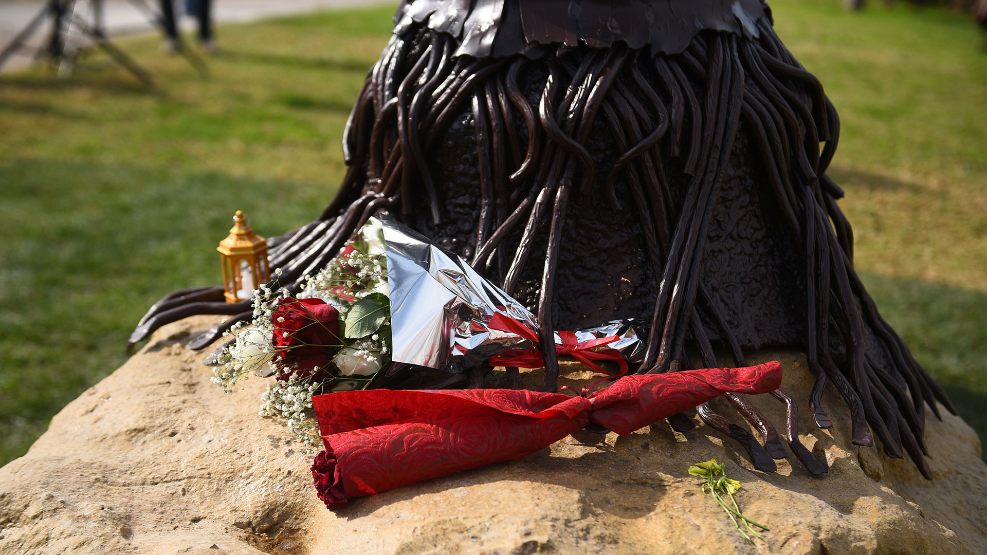 «Το Δέντρο των Ψυχών – Η Αρχή»: Αποκαλυπτήρια για το Μνημείο του δήμου Αθηναίων για τα Τέμπη-1