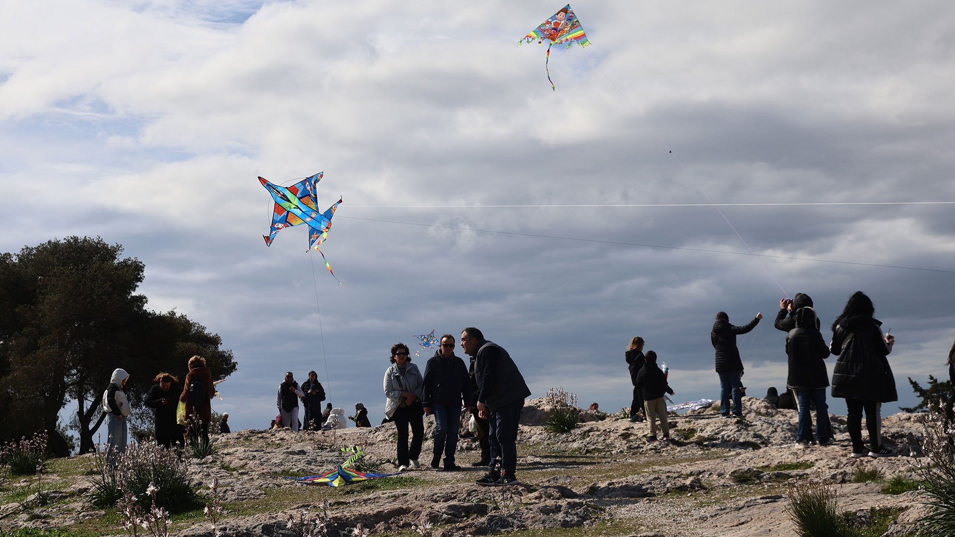 Και φέτος τα «κούλουμα» των Αθηναίων στον λόφο του Φιλοπάππου-1