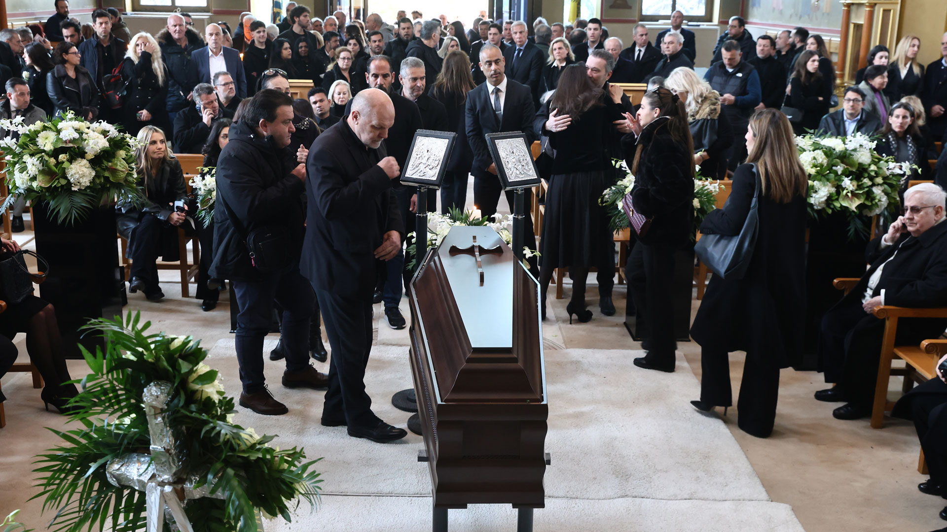 Αλέξης Κούγιας: Πλήθος κόσμου στο τελευταίο «αντίο»-5