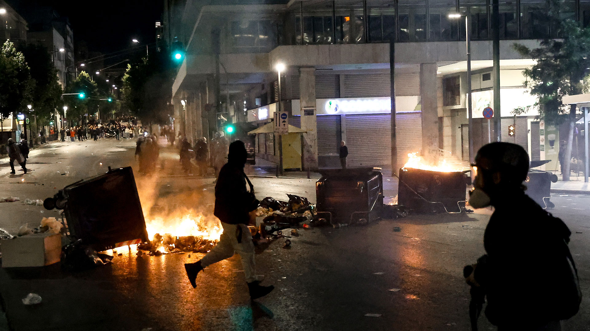 Επεισόδια στο Σύνταγμα: Συγκρούσεις ανάμεσα σε κουκουλοφόρους και ΜΑΤ μετά το τέλος του συλλαλητηρίου-8