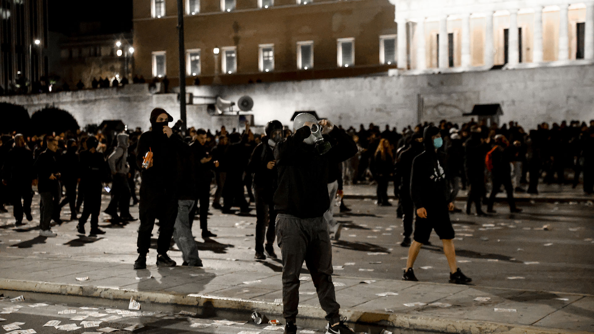 Επεισόδια στο Σύνταγμα: Συγκρούσεις ανάμεσα σε κουκουλοφόρους και ΜΑΤ μετά το τέλος του συλλαλητηρίου-10