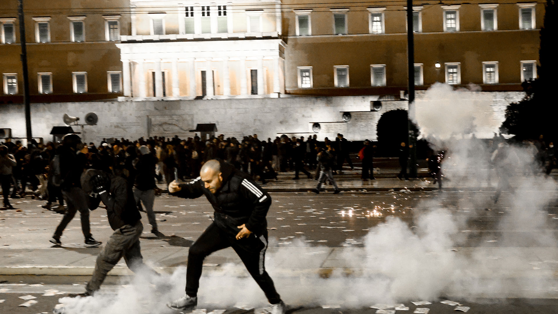 Επεισόδια στο Σύνταγμα: Συγκρούσεις ανάμεσα σε κουκουλοφόρους και ΜΑΤ μετά το τέλος του συλλαλητηρίου-9