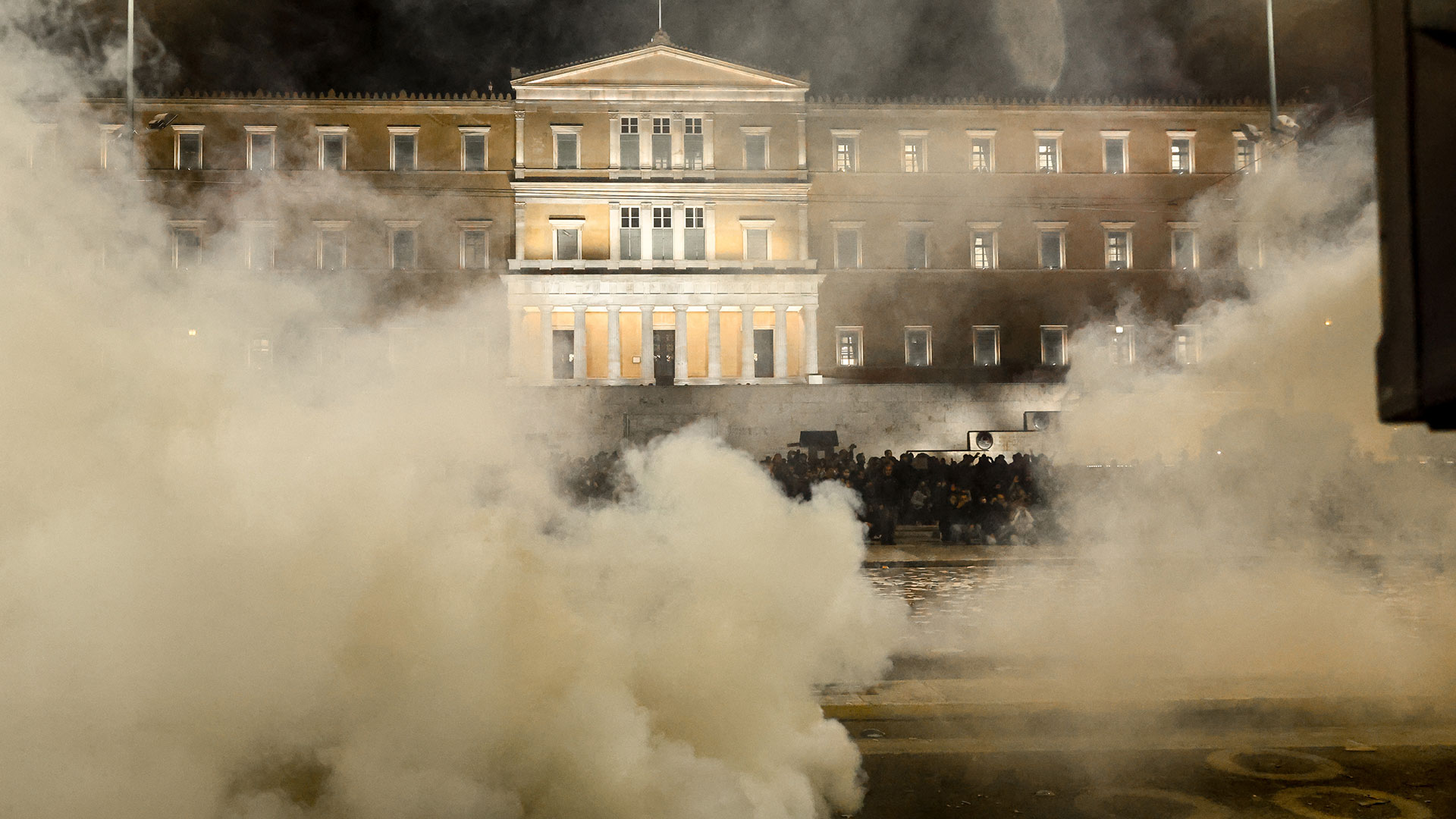 Επεισόδια στο Σύνταγμα: Συγκρούσεις ανάμεσα σε κουκουλοφόρους και ΜΑΤ μετά το τέλος του συλλαλητηρίου-7