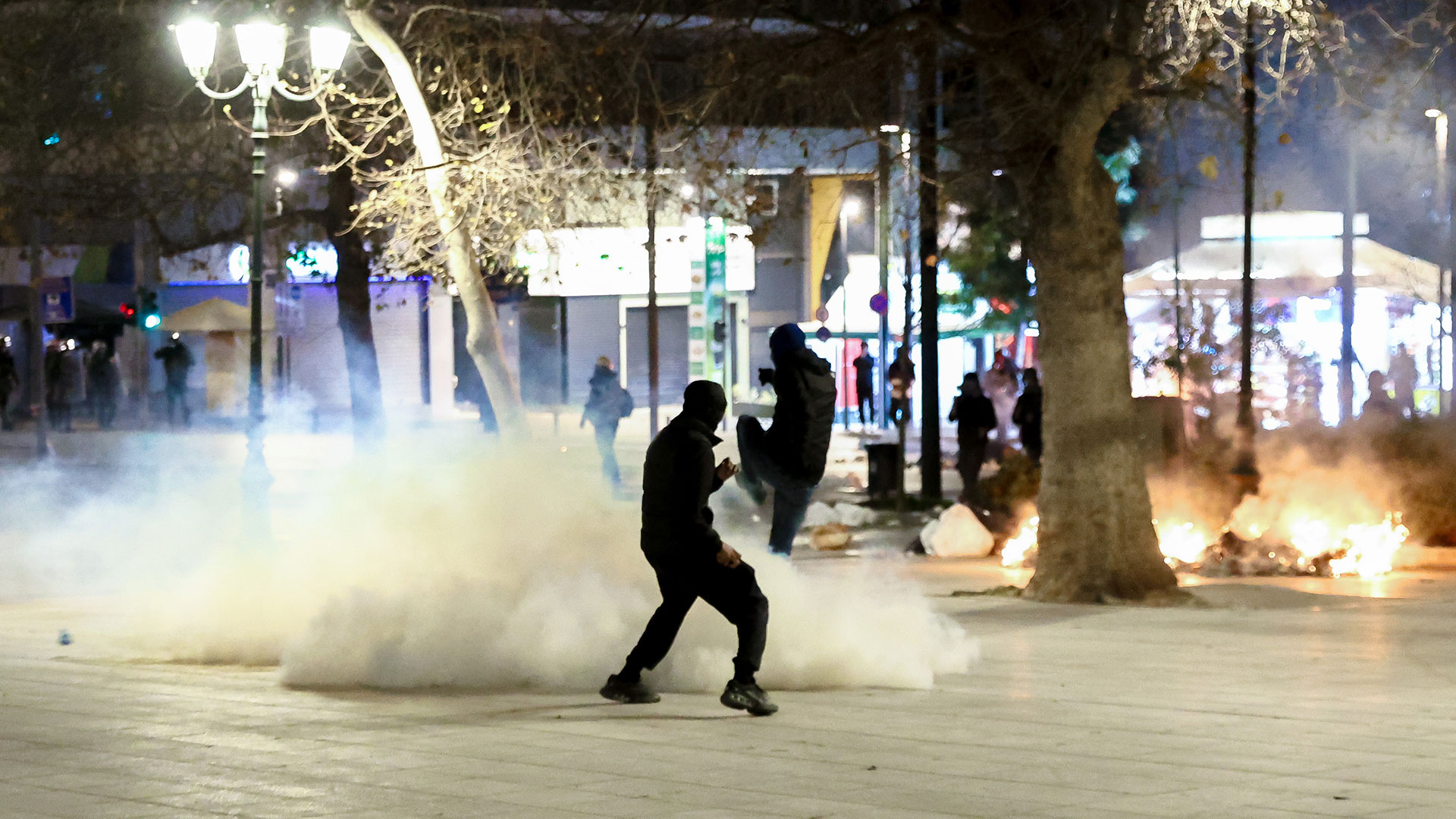 Επεισόδια στο Σύνταγμα: Συγκρούσεις ανάμεσα σε κουκουλοφόρους και ΜΑΤ μετά το τέλος του συλλαλητηρίου-3