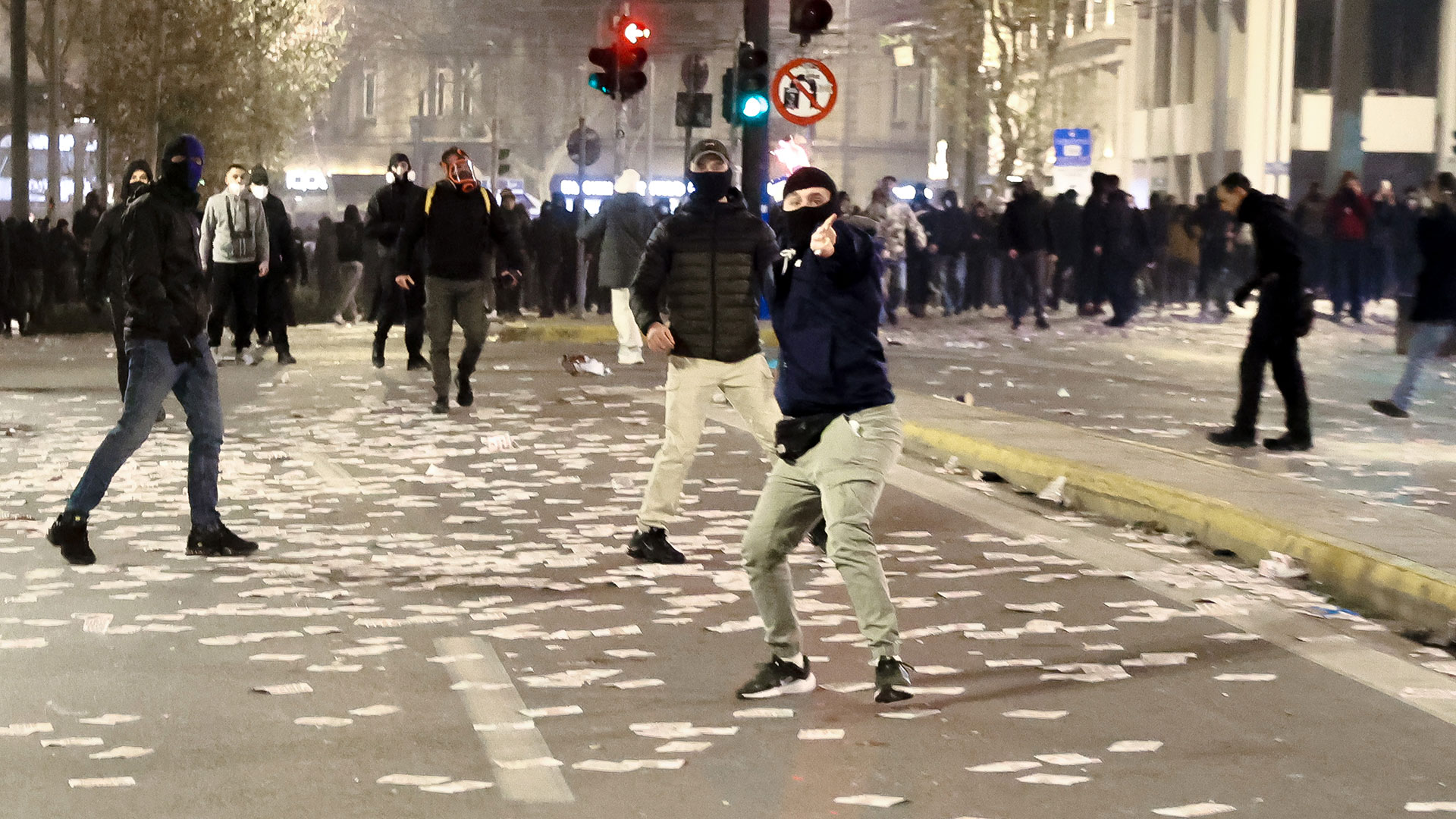 Επεισόδια στο Σύνταγμα: Συγκρούσεις ανάμεσα σε κουκουλοφόρους και ΜΑΤ μετά το τέλος του συλλαλητηρίου-2