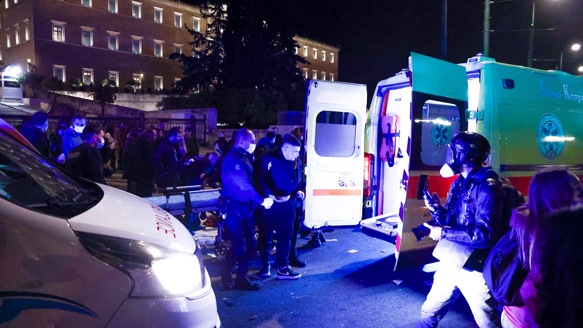 Επεισόδια στο Σύνταγμα: Συγκρούσεις ανάμεσα σε κουκουλοφόρους και ΜΑΤ μετά το τέλος του συλλαλητηρίου-4