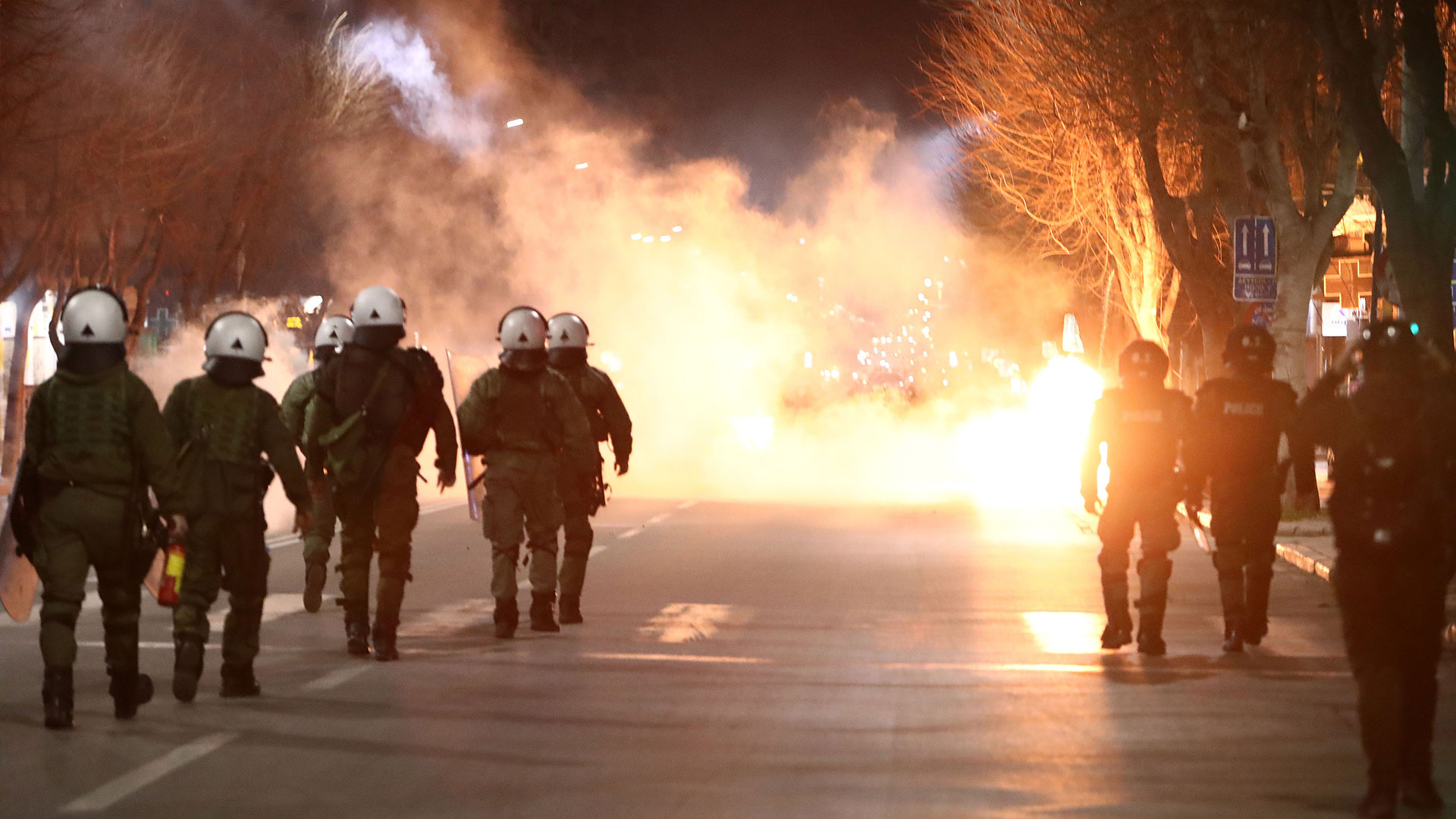 Τέμπη: Επεισόδια στο Σύνταγμα – Mολότοφ και κρότου λάμψης-3