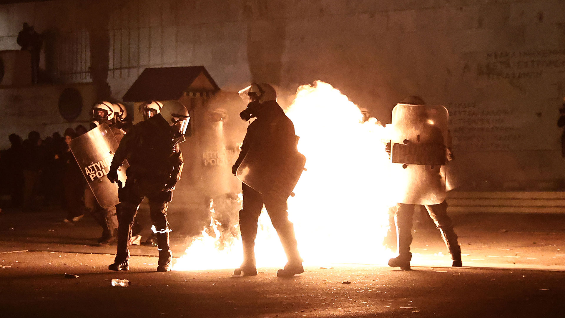 Τέμπη: Επεισόδια στο Σύνταγμα – Mολότοφ και κρότου λάμψης-1