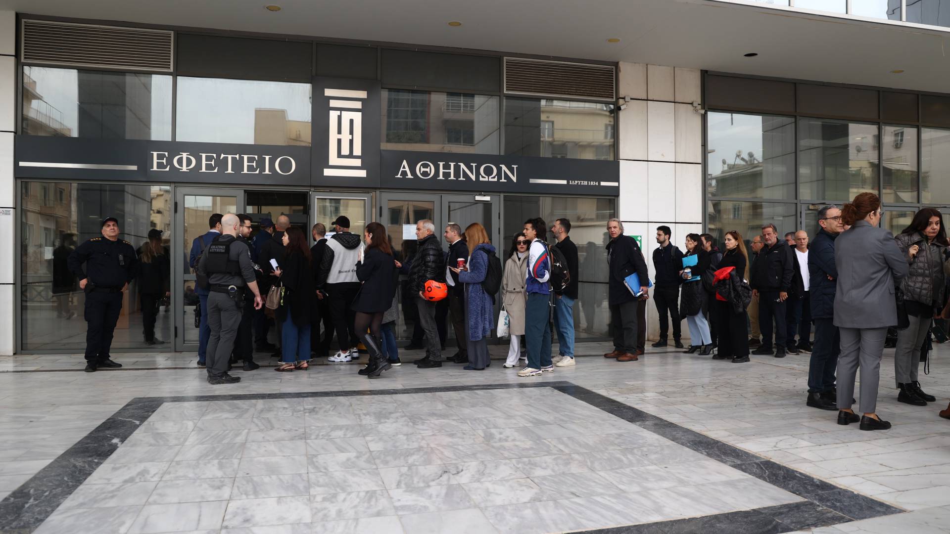 Εφετείο Αθηνών: Συγκέντρωση συγγενών θυμάτων της φονικής πυρκαγιάς στο Μάτι-1