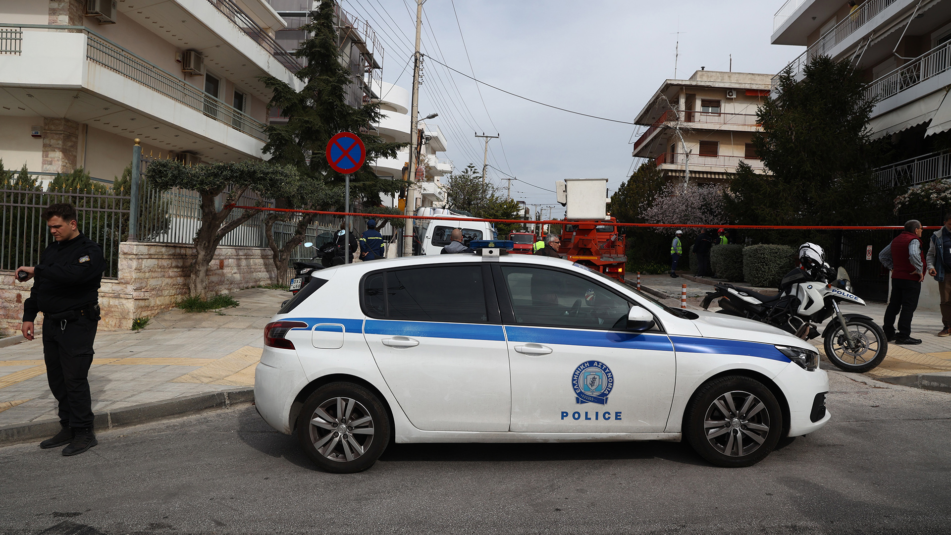 Γερανοφόρο όχημα έπεσε σε ηλεκτροφόρα καλώδια – Ενας σοβαρά τραυματίας-1