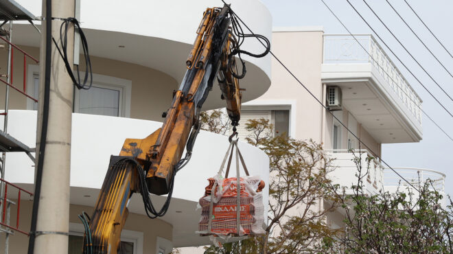 γερανοφόρο-όχημα-έπεσε-σε-ηλεκτροφόρ-563509711