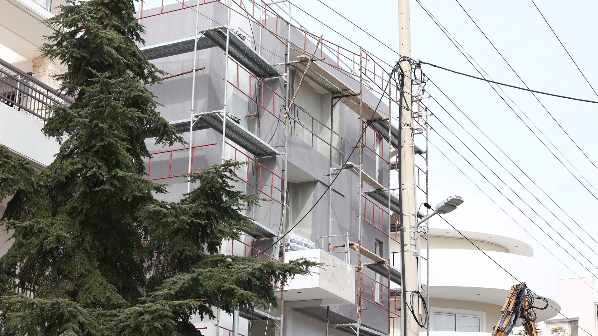 Γερανοφόρο όχημα έπεσε σε ηλεκτροφόρα καλώδια – Ενας σοβαρά τραυματίας-2