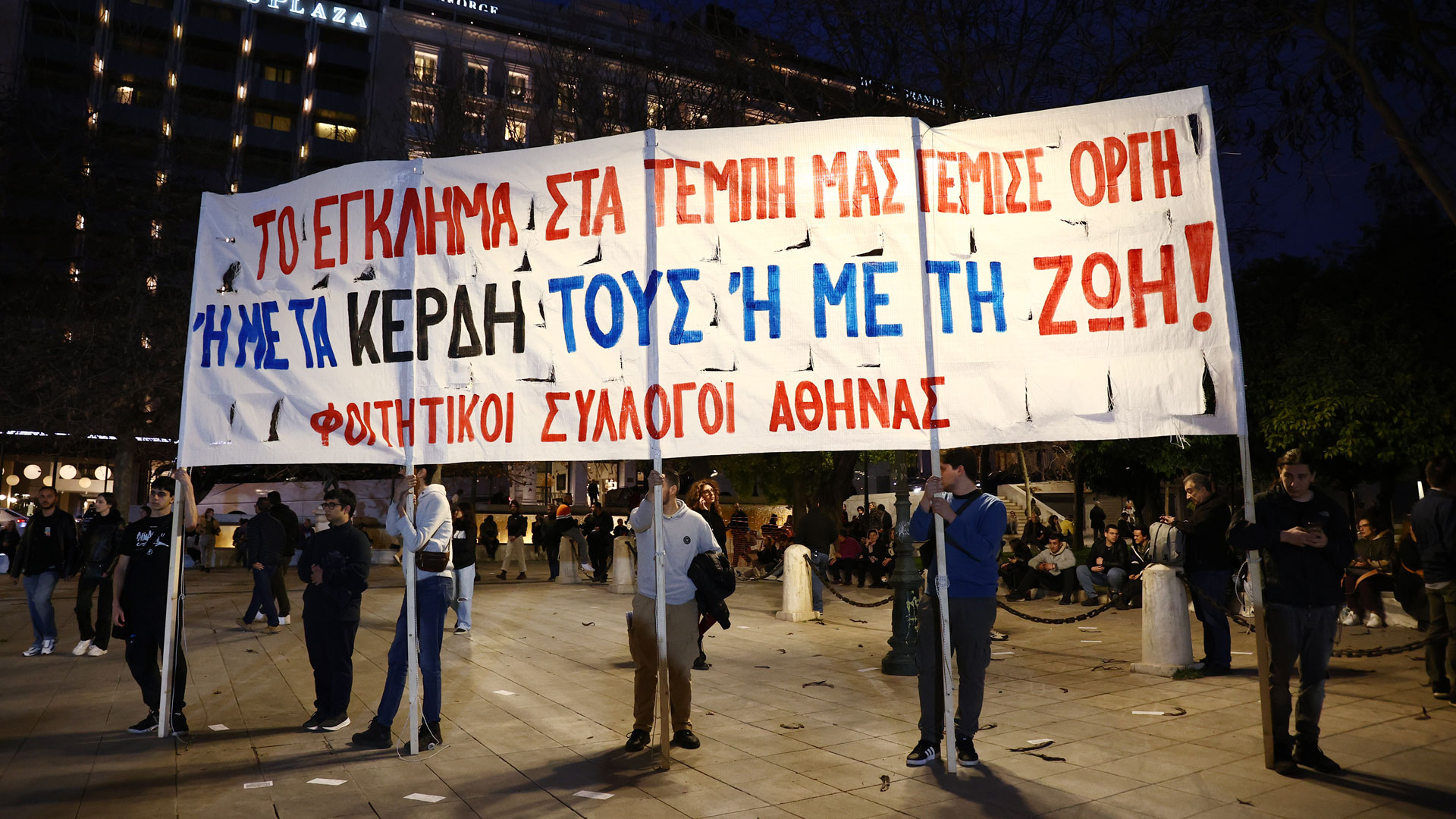 Σύνταγμα: Πλήθος κόσμου στη συναυλία για τα Τέμπη-7