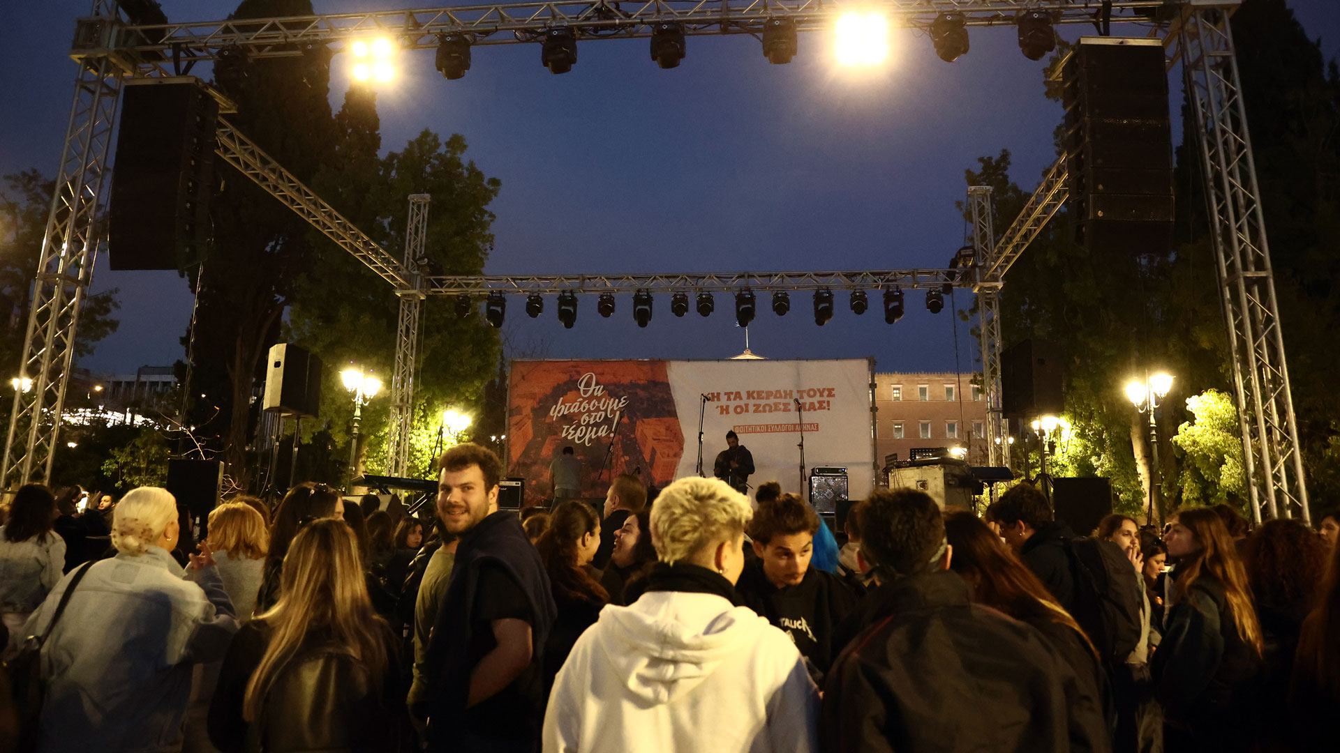 Σύνταγμα: Πλήθος κόσμου στη συναυλία για τα Τέμπη-4