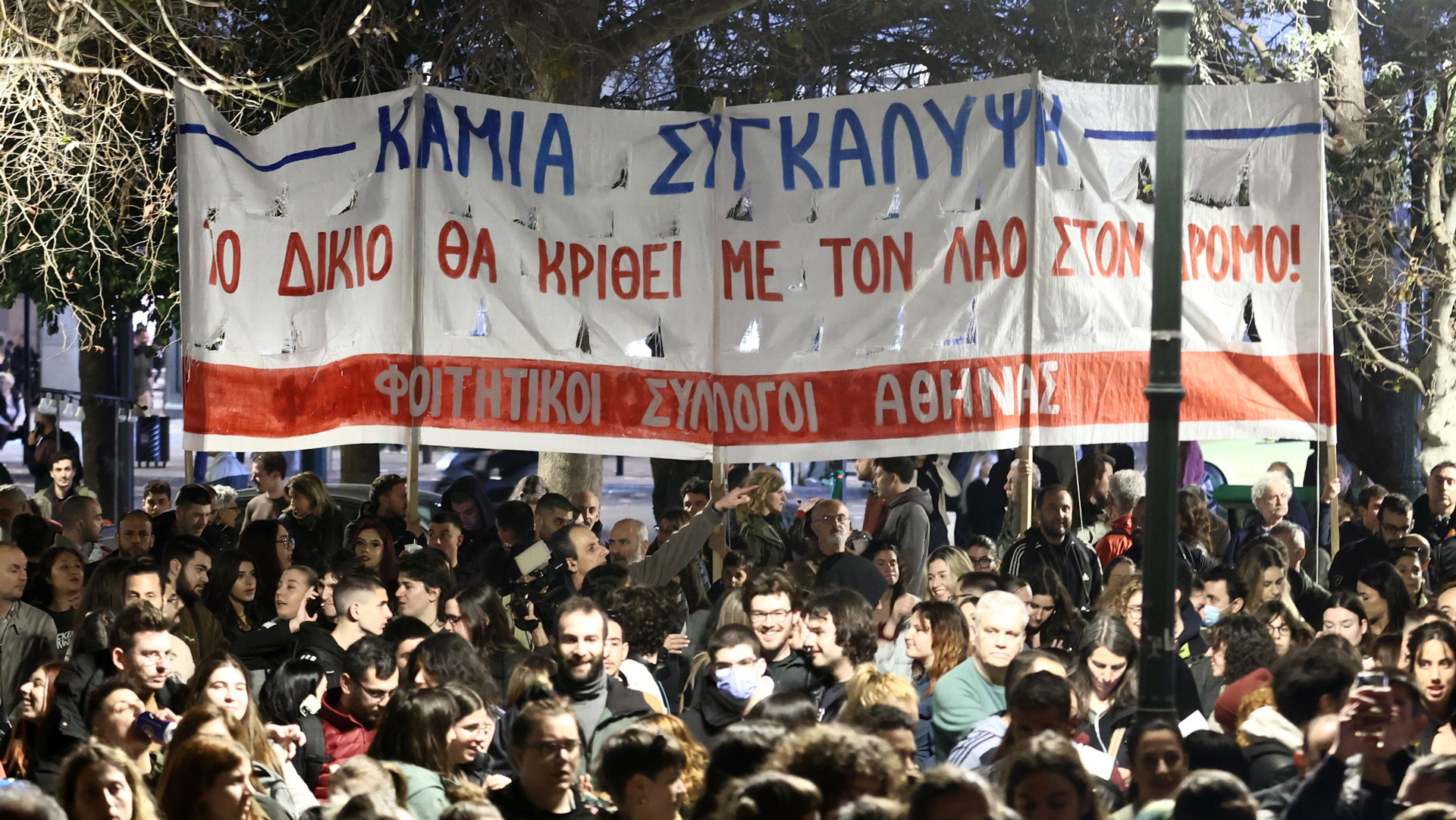 Σύνταγμα: Πλήθος κόσμου στη συναυλία για τα Τέμπη-3