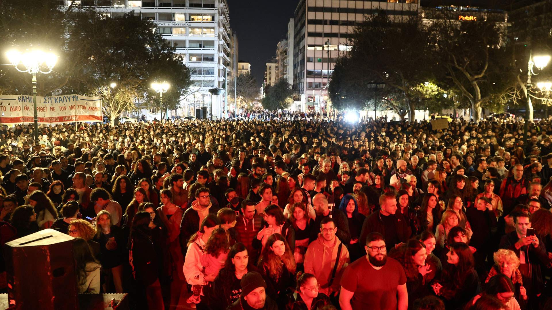 Σύνταγμα: Πλήθος κόσμου στη συναυλία για τα Τέμπη-2