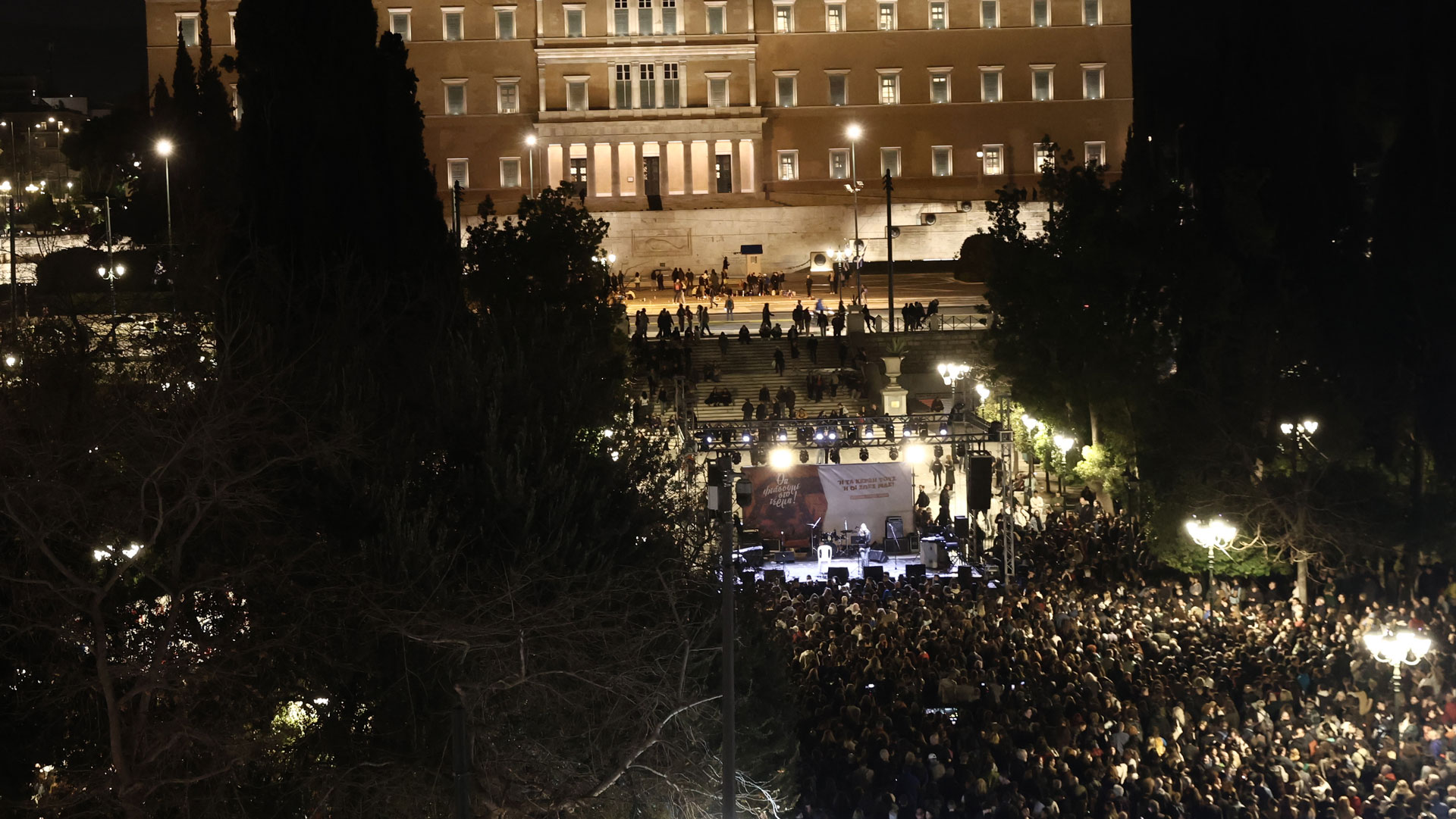 Σύνταγμα: Πλήθος κόσμου στη συναυλία για τα Τέμπη-1