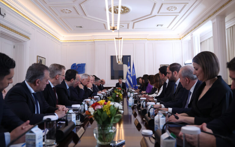 live-στα-υπουργεία-για-τις-παραδόσεις-παρ-563516992