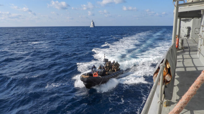 πολεμικό-ναυτικό-εντυπωσιακές-εικόν-563519032