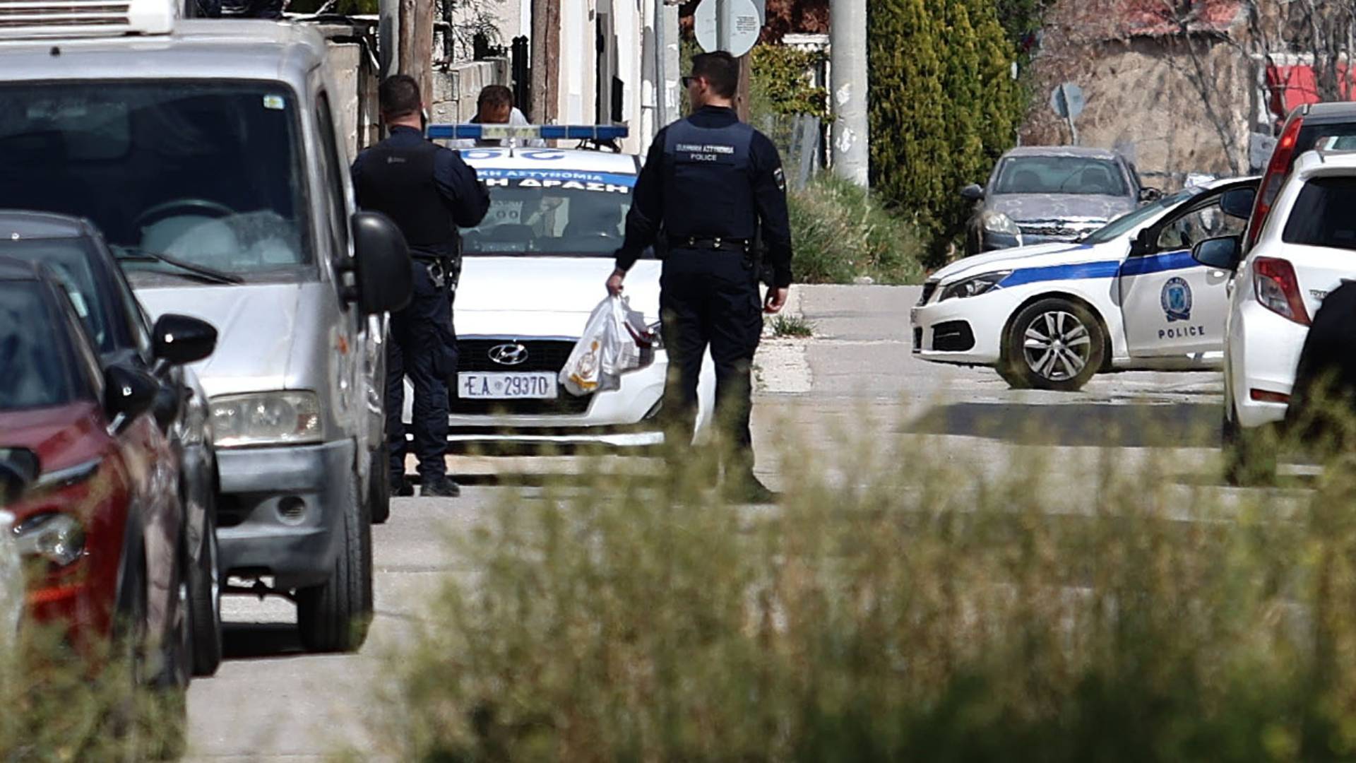 Κορωπί: Γνωστός στις αρχές ο δράστης που τραυμάτισε πολίτη και αστυνομικούς με κατσαβίδι-2