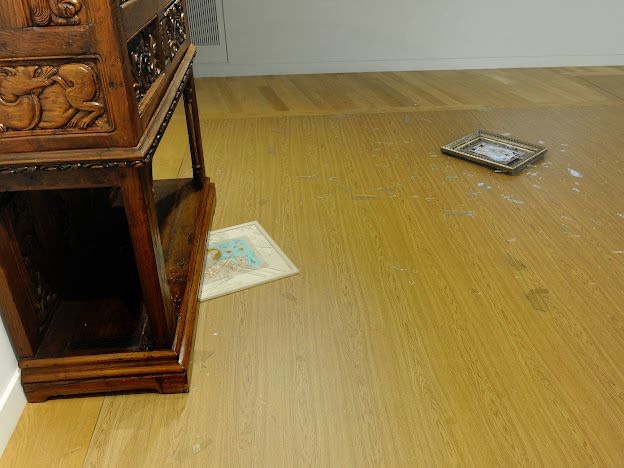 Εθνική Πινακοθήκη: Απέσπασε βίαια τους πίνακες και τους πέταξε στο πάτωμα-2