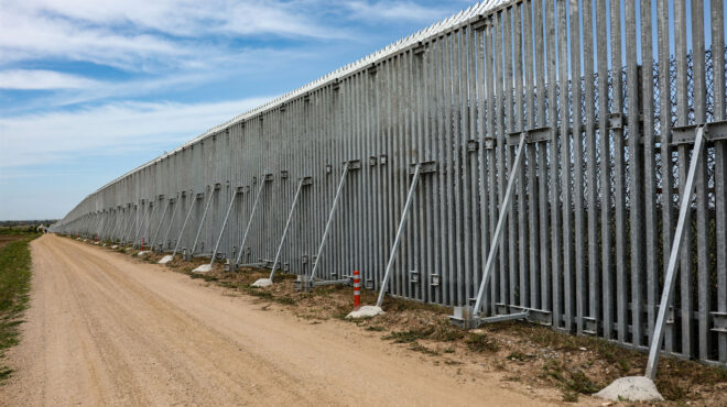 εντός-και-εκτός-φράχτης-στον-εβρο-και-α-563498812