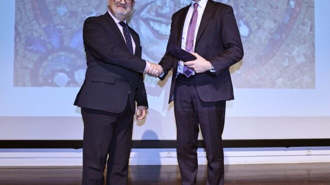 ο-καθηγητής-του-κέμπριτζ-πίτερ-σαρρής-563494237