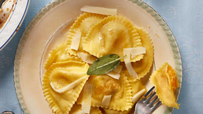 σπιτικά-ραβιόλι-γεμιστά-με-κολοκύθα-κ-563509243