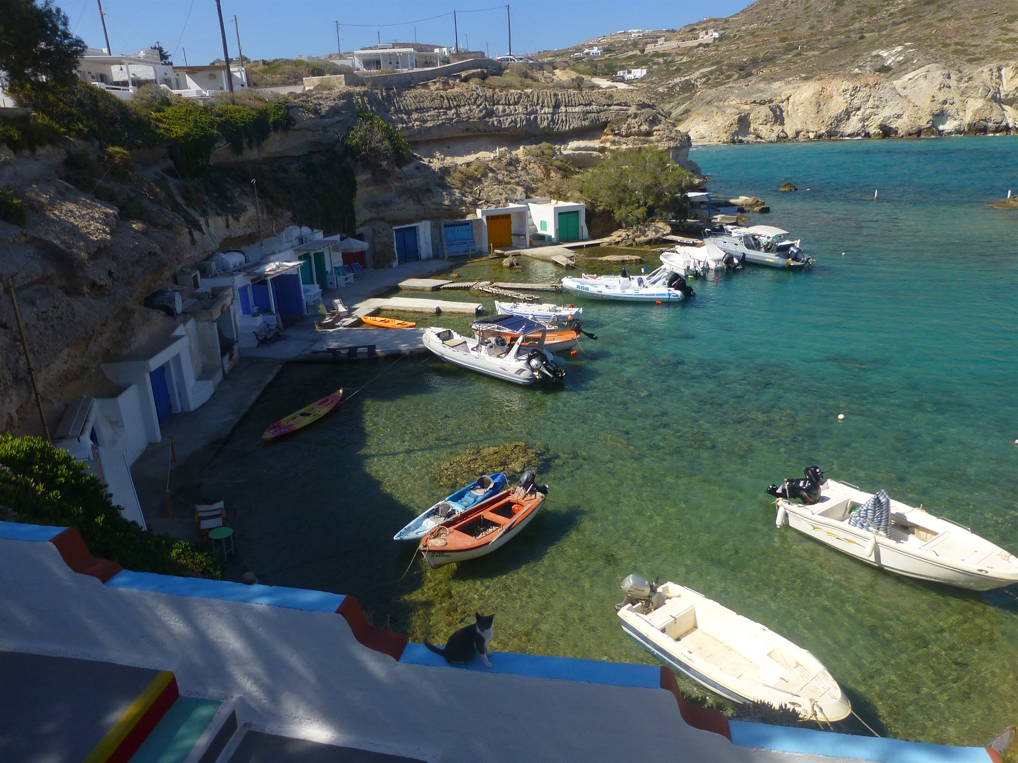 Μήλος: Αγώνας δρόμου για την προστασία των «συρμάτων»-1