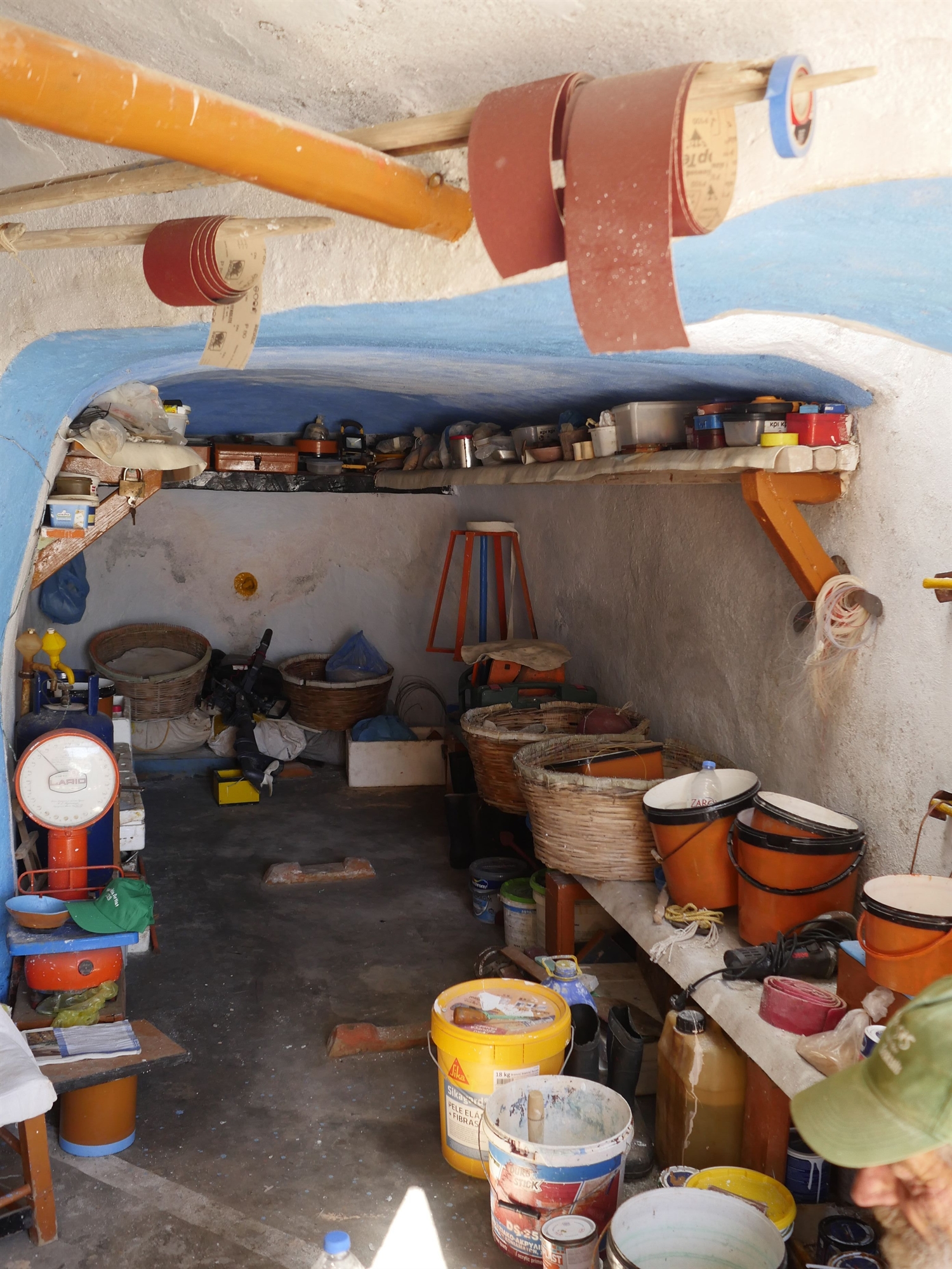 Μήλος: Αγώνας δρόμου για την προστασία των «συρμάτων»-2