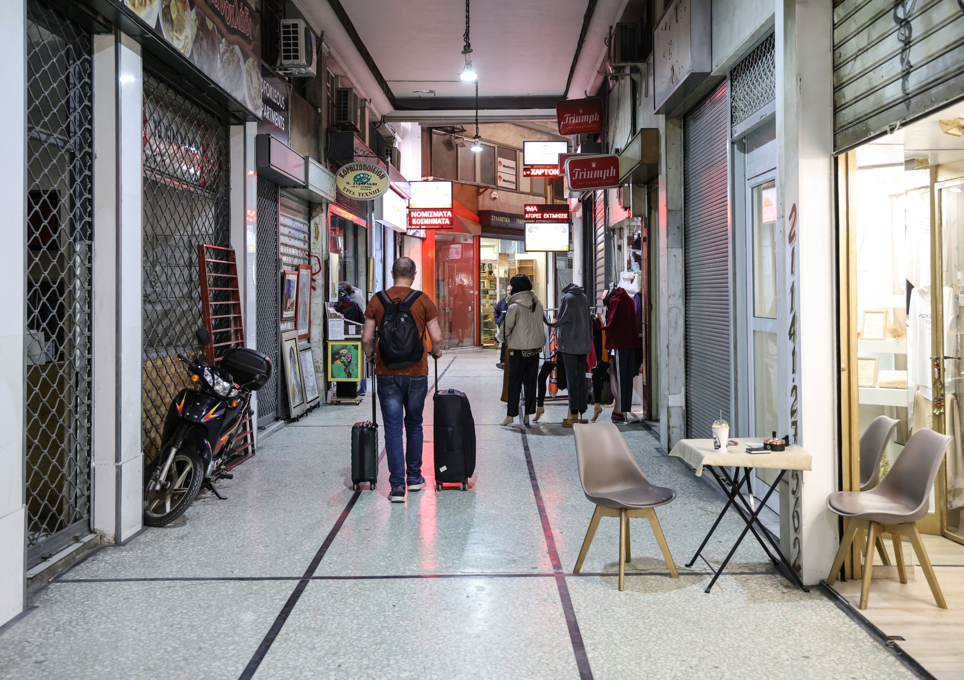 Στοά Ορφανίδου: Ενας μικρός ναός των μπλου τζιν και των συλλεκτών-19