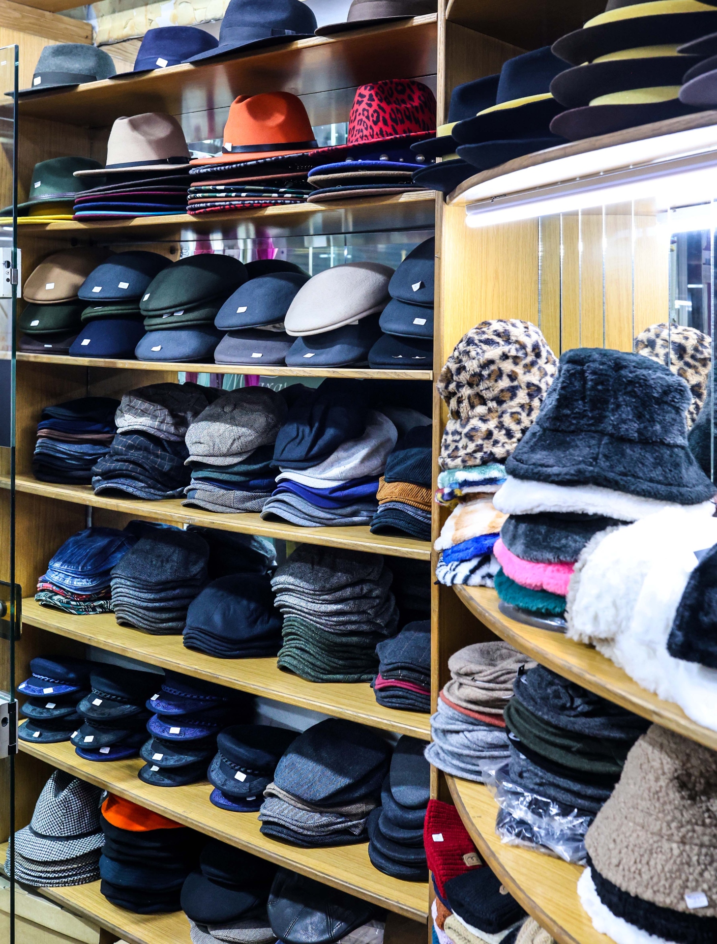 Στοά Ορφανίδου: Ενας μικρός ναός των μπλου τζιν και των συλλεκτών-9