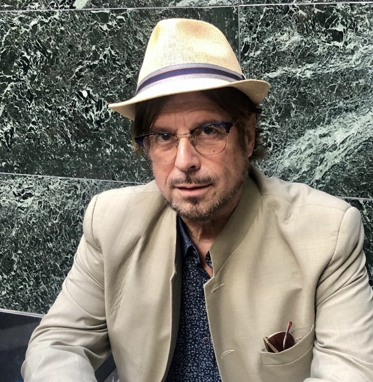 ο-υπόγειος-αμφισβητεί-την-κοινωνία-κ-563510494