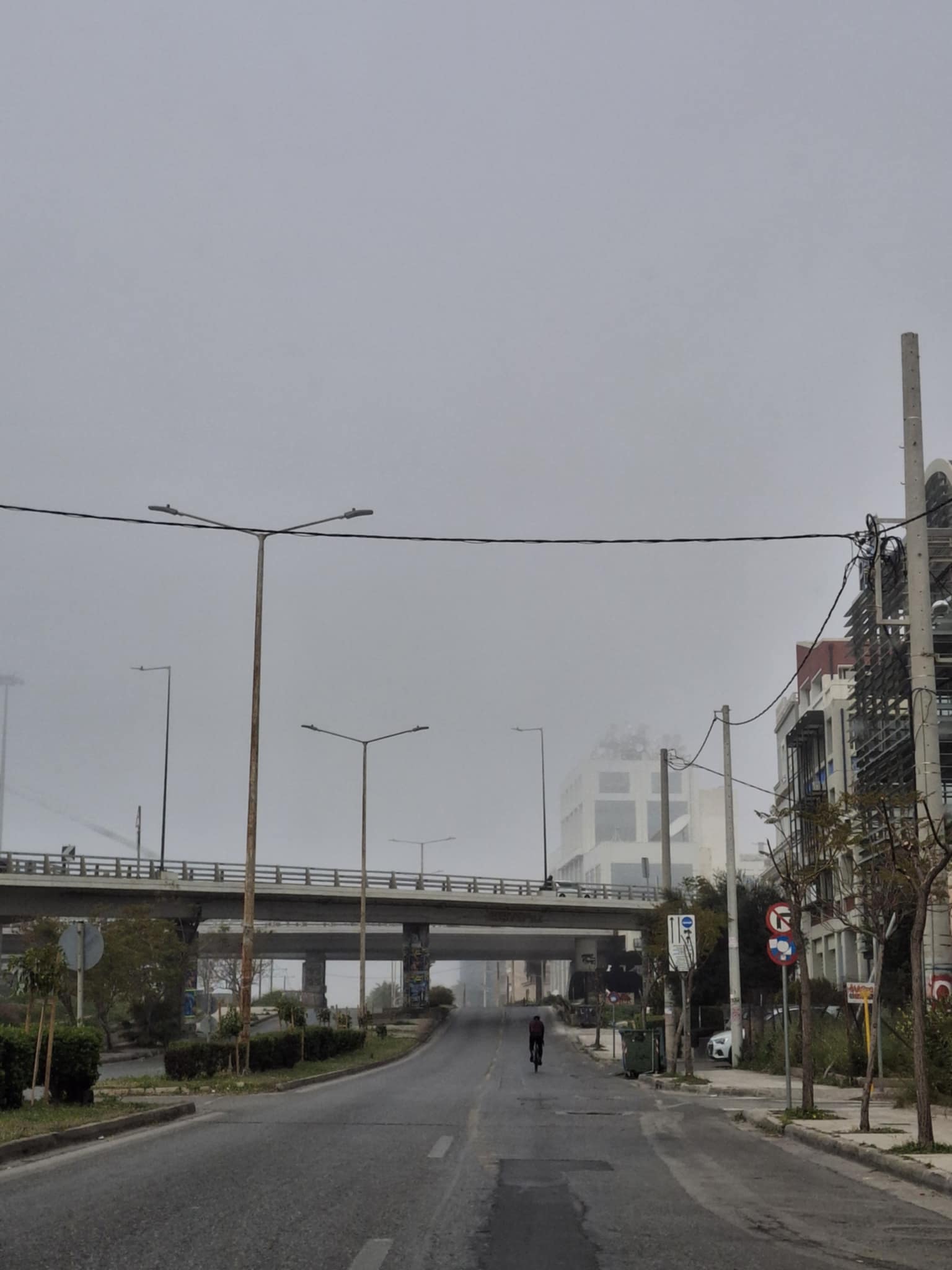 Πυκνή ομίχλη και αφρικανική σκόνη έχουν «σκεπάσει» τον Αττικό ουρανό [βίντεο και φωτογραφίες]-1