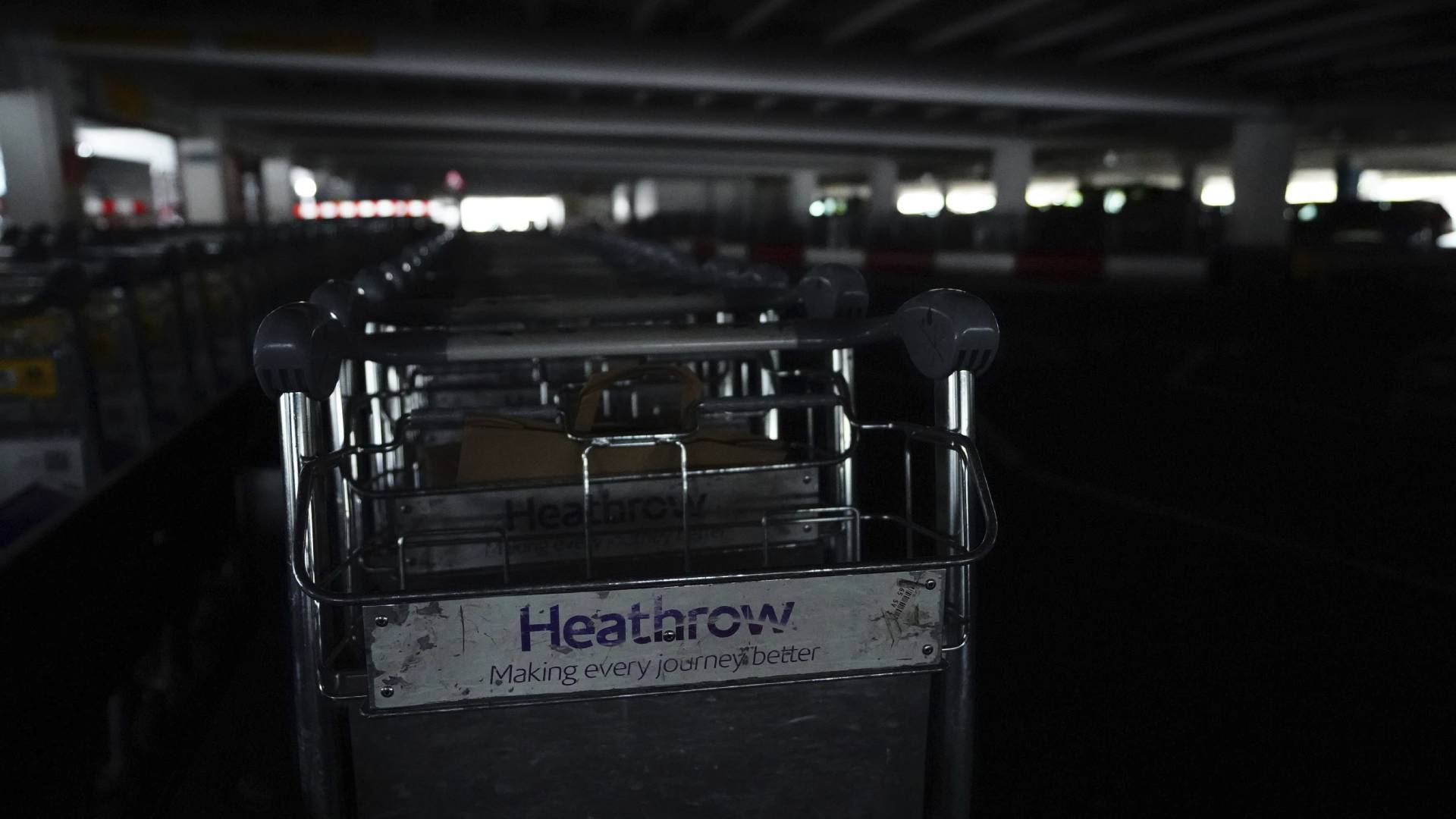 Βρετανία: «Ερημο» το αεροδρόμιο Χίθροου – Ερευνες για τα αίτια της πυρκαγιάς-1