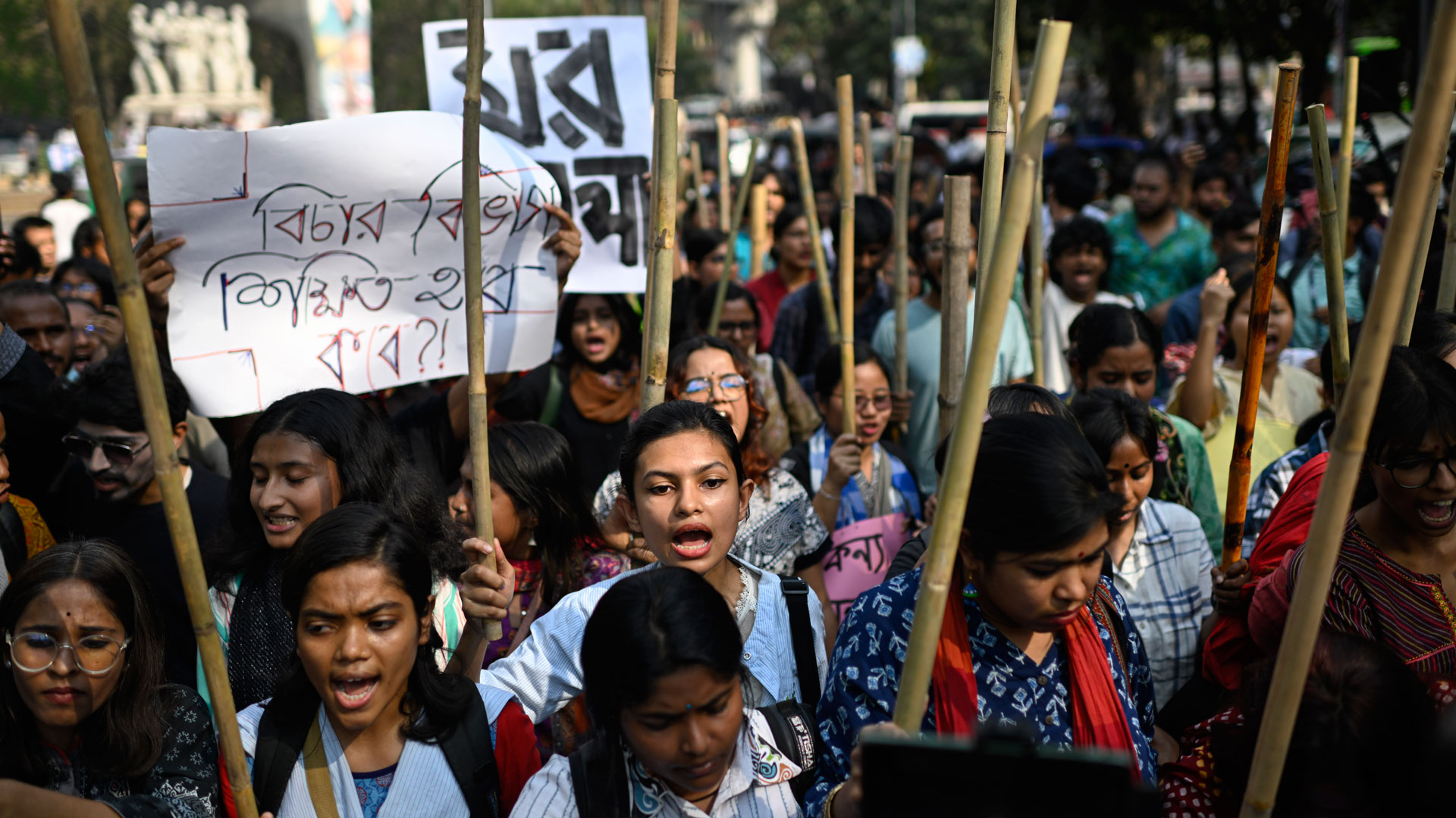 Οργή στο Μπαγκλαντές: Νεκρή 8χρονη μετά από βιασμό – Εκαψαν το σπίτι των κατηγορούμενων-1