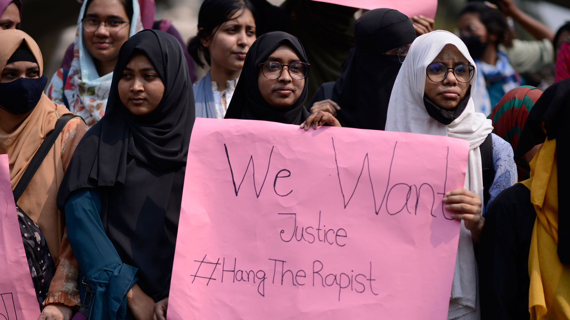 Οργή στο Μπαγκλαντές: Νεκρή 8χρονη μετά από βιασμό – Εκαψαν το σπίτι των κατηγορούμενων-2